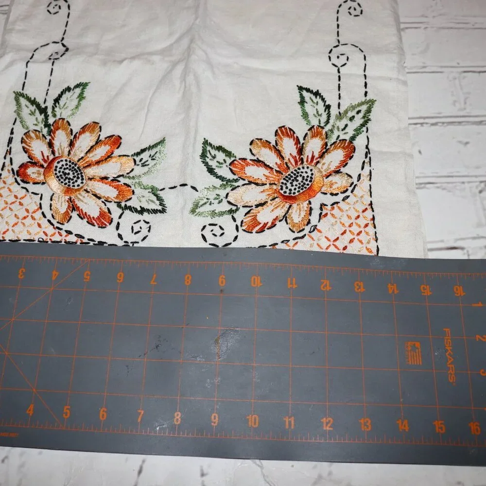 🌼 Vintage Embroidered Table Runner · 15